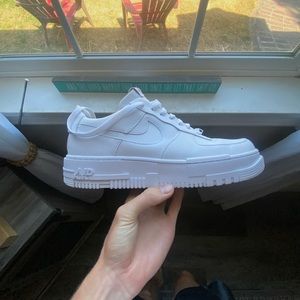 Air Force 1 pixel white
